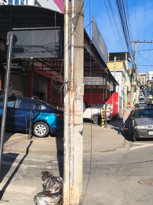 Fiação solta em passeios preocupa moradores de Lafaiete