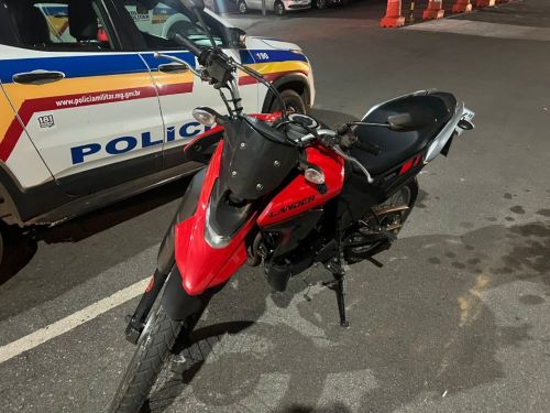 PM recupera moto furtada e prende jovem após perseguição