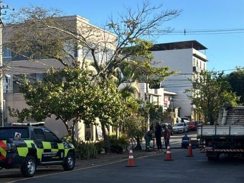Colisão derruba semáforo e altera trânsito na Praça da Bandeira