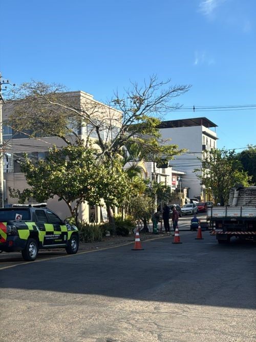 Colisão derruba semáforo e altera trânsito na Praça da Bandeira