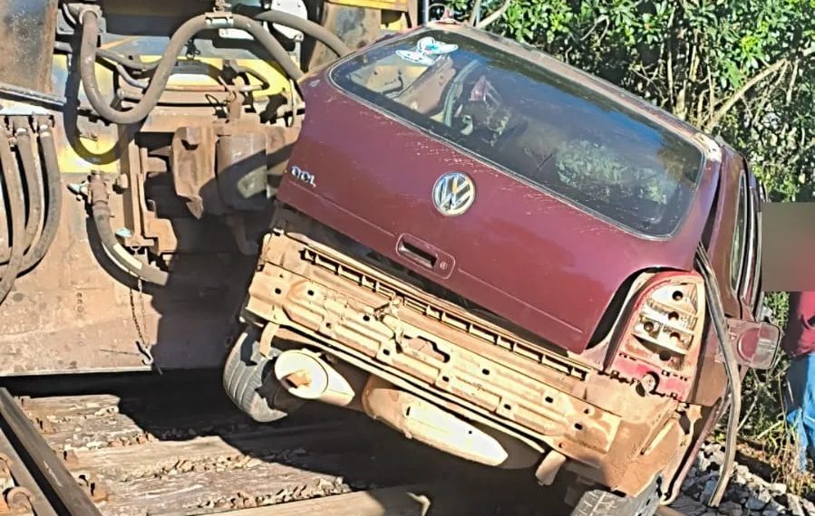 Carro é atingido por trem e motorista morre