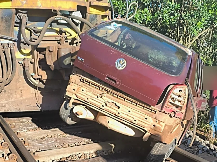 Carro é atingido por trem e motorista morre