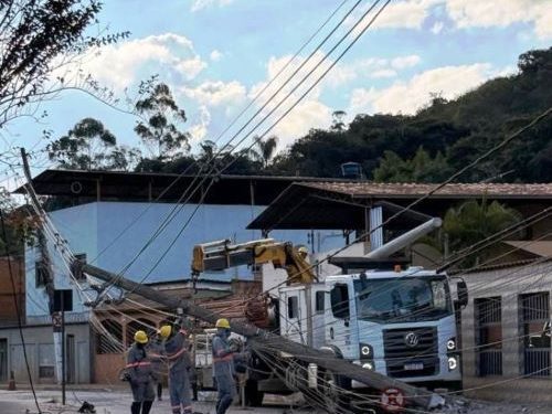 Após acidente com poste, energia é retomada e trânsito liberado