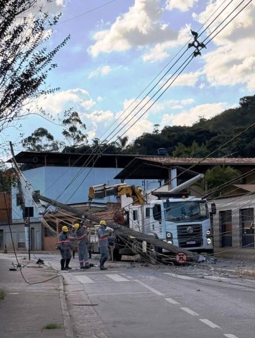 Após acidente com poste, energia é retomada e trânsito liberado