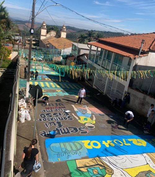 Projeto escolar transformam rua em homenagem à Seleção Brasileira