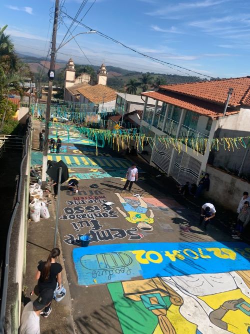 Projeto escolar transformam rua em homenagem à Seleção Brasileira