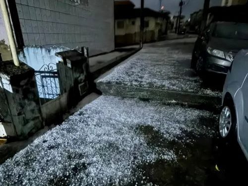 Chuva de granizo atinge Barbacena e região na madrugada