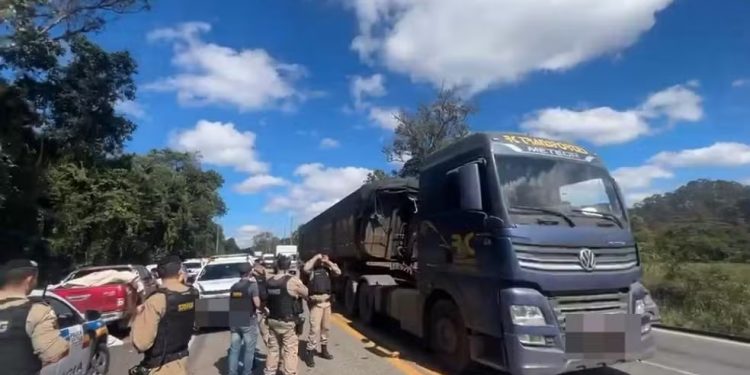 Suspeitos de roubo com reféns em Carandaí são presos na BR-040
