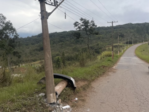 Acidente fecha alameda em Ouro Branco após poste ser atingido por veículo