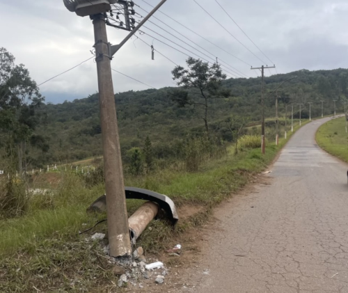 Acidente fecha alameda em Ouro Branco após poste ser atingido por veículo
