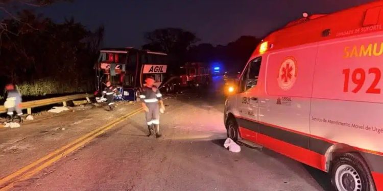 Acidente com ônibus de romeiros causa morte de duas mulheres