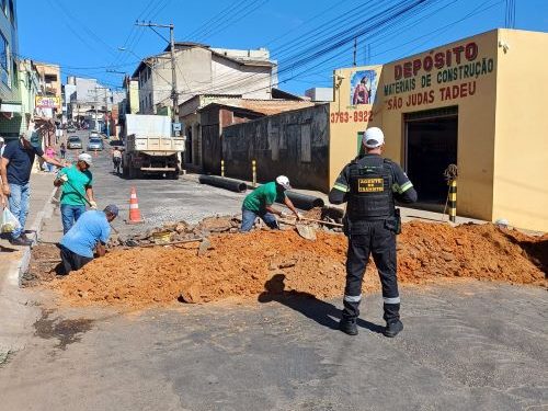 Rua Duque de Caxias é interditada para obra de drenagem