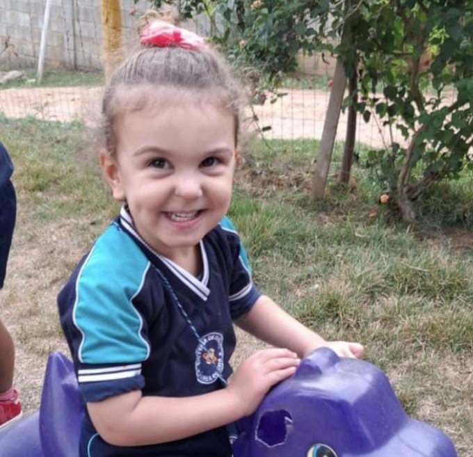 Campanha busca levar Luiza a tratamento raro nos EUA
