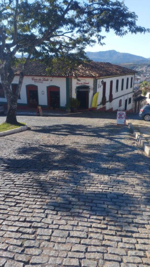 Rua na Basílica tem meia pista por 15 dias em Congonhas