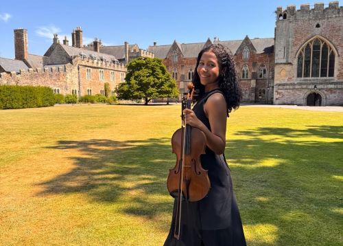 Jovem mineira leva Brasil à Europa com a música
