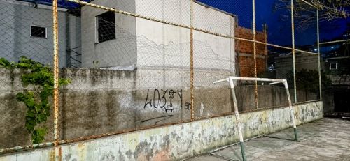 Moradores expõem degradação em quadra no bairro Expedicionário em Lafaiete