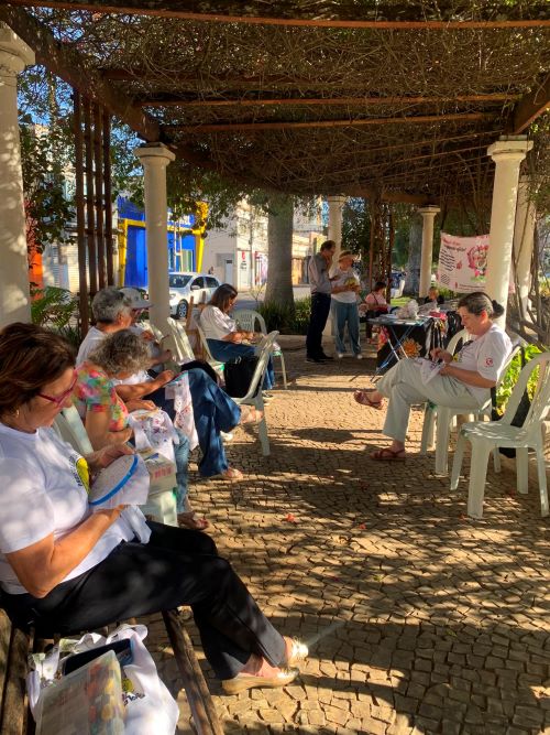 Bordadeiras de Lafaiete criam bonecas para levar afeto a quem precisa