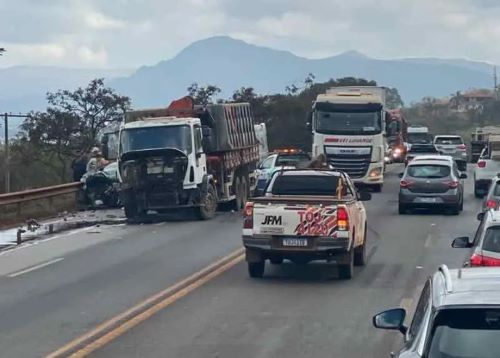 BR-040 é interditada após colisão frontal em Congonhas