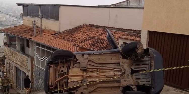 Motorista fica ferido em capotamento no bairro Queluz