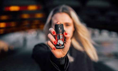 Nova lei autoriza mulheres a portar spray de pimenta