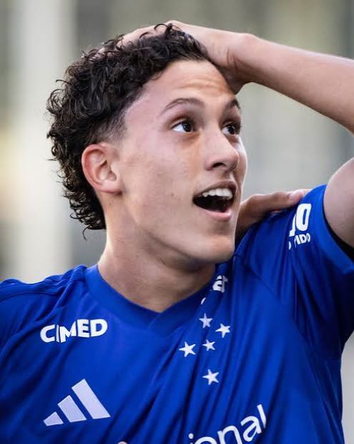 Felipe Morais faz gol na estreia na equipe principal do Cruzeiro