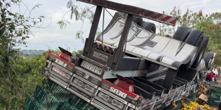 Motorista morre em tombamento de caminhão na Ponte do Cota