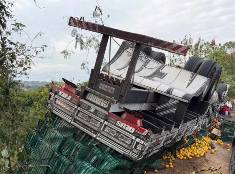Motorista morre em tombamento de caminhão na Ponte do Cota