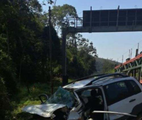 Colisão frontal na BR-040 deixa um morto e um ferido grave