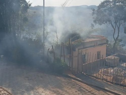 Incêndio se aproxima de residência e atinge imóvel em Carandaí
