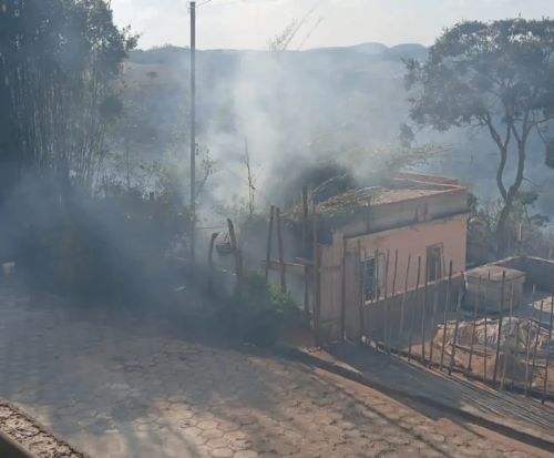 Incêndio se aproxima de residência e atinge imóvel em Carandaí