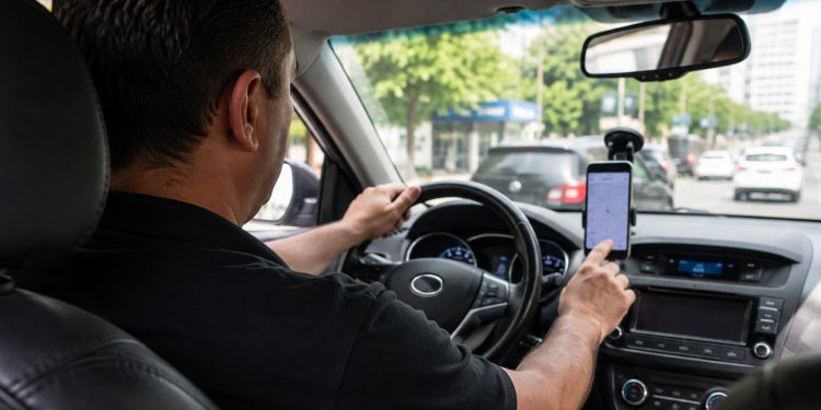 TSE proíbe adesivos eleitorais em carros de aplicativo em 2026