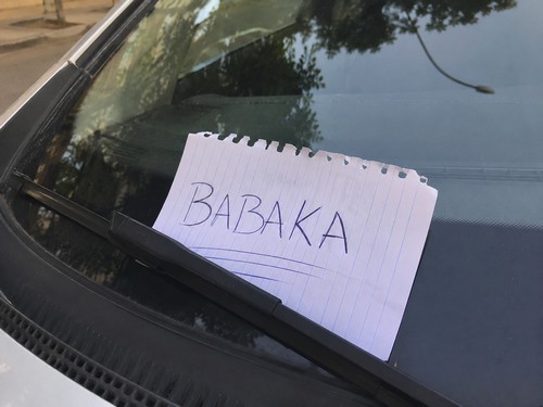 Motorista de aplicativo tem carro atingido por tiros