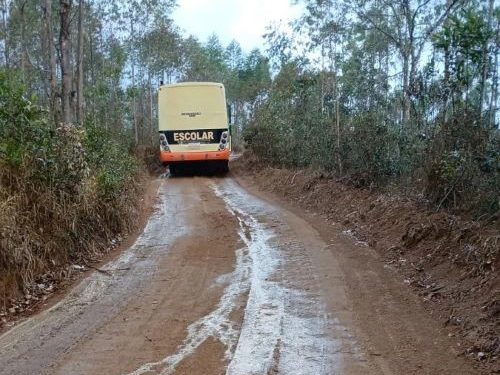 Ônibus escolares atolam e alunos enfrentam chuva em Barbacena