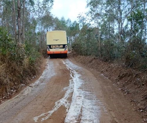Ônibus escolares atolam e alunos enfrentam chuva em Barbacena
