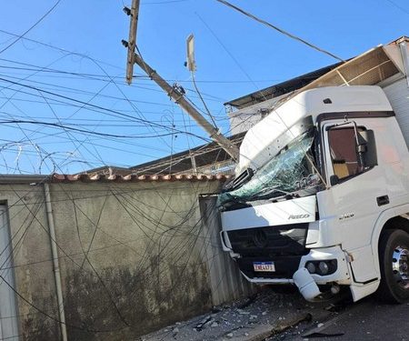 Caminhão bate em poste na Chapada