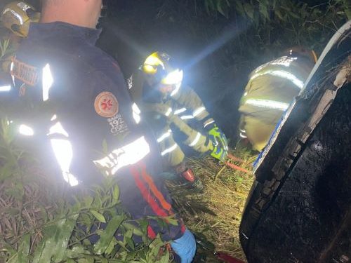 Homem fica preso em veículo após grave capotamento na MG-129, em Lafaiete