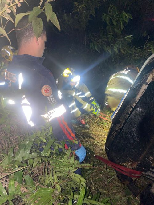 Homem fica preso em veículo após grave capotamento na MG-129, em Lafaiete