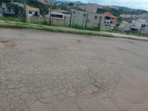 Buracos deixam ruas de Lafaiete em situação precária