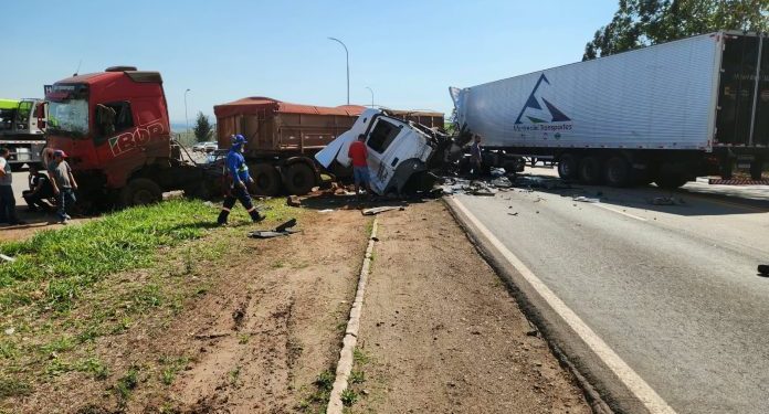 Acidente entre caminhões interdita faixa da BR-040 em Lafaiete