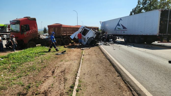 Acidente entre caminhões interdita faixa da BR-040 em Lafaiete