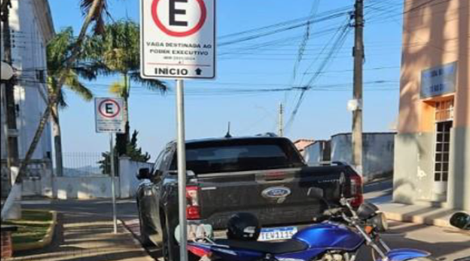 Justiça manda retirar vagas exclusivas do Executivo em praça de Alto Rio Doce