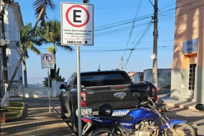 Justiça manda retirar vagas exclusivas do Executivo em praça de Alto Rio Doce