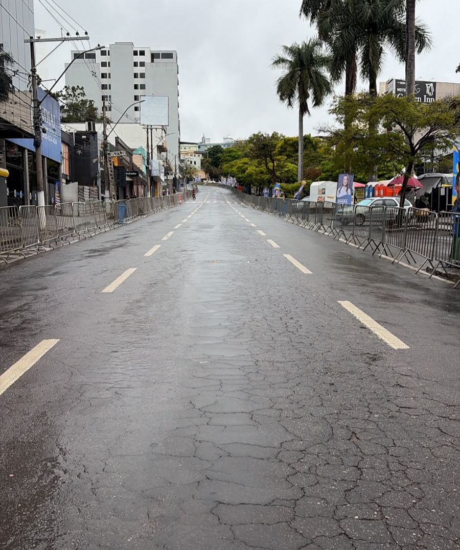Avenida está vazia e molhada