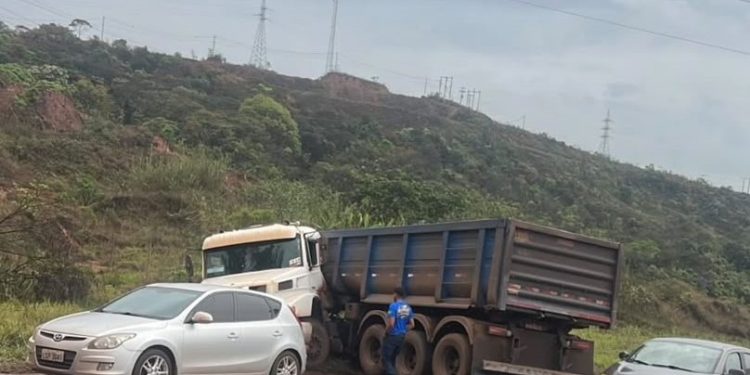 Carreta fica atravessada na pista e provoca lentidão próximo a Murtinho
