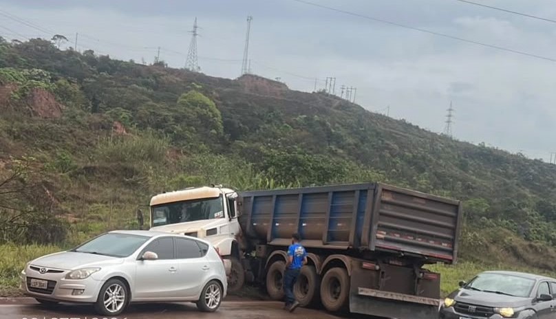Carreta fica atravessada na pista e provoca lentidão próximo a Murtinho