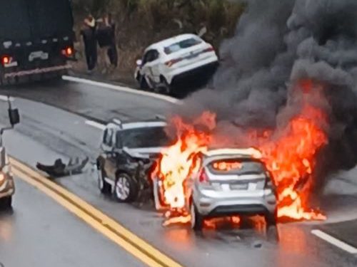 Carro pega fogo após colisão na BR-040 em Santos Dumont