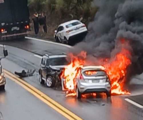Carro pega fogo após colisão na BR-040 em Santos Dumont