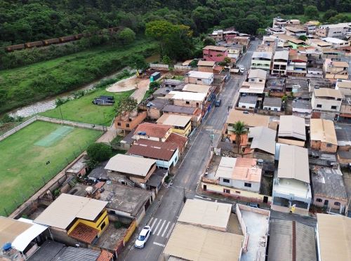 Obra de drenagem bloqueia rua no Residencial em Congonhas