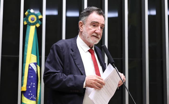 Patrus Ananias chega a Congonhas em meio à disputa em Minas