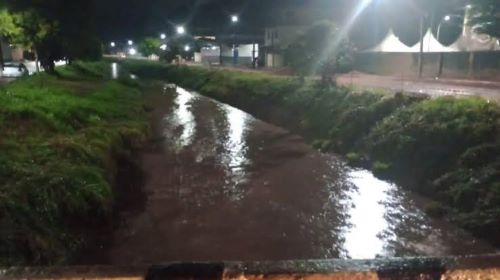Chuva forte eleva rios e acende alerta da Defesa Civil em Carandaí
